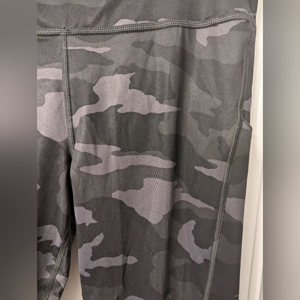 Athleta Camo Contender 7/8 Tight Black Camo - Picture 6 of 6